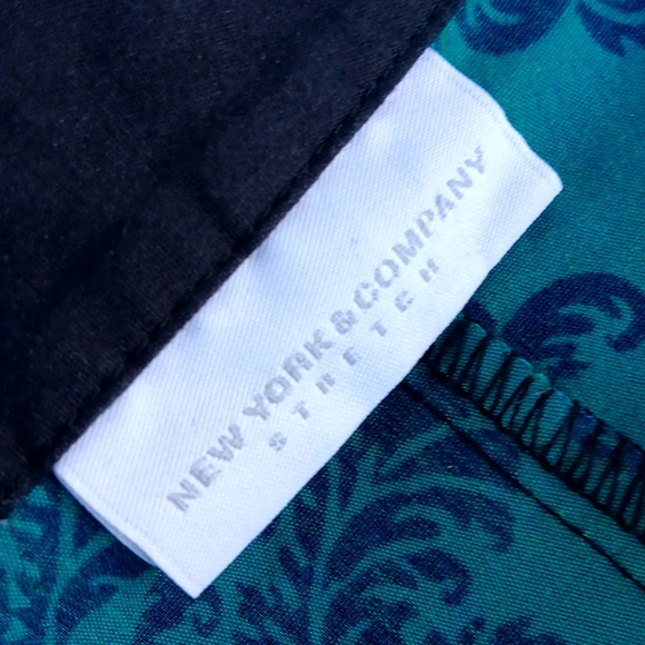 NY & COMPANY STRETCH LADIES PAISLEY BLOUSE W/CONTRASTING COLLAR/CUFFS - Picture 15 of 16